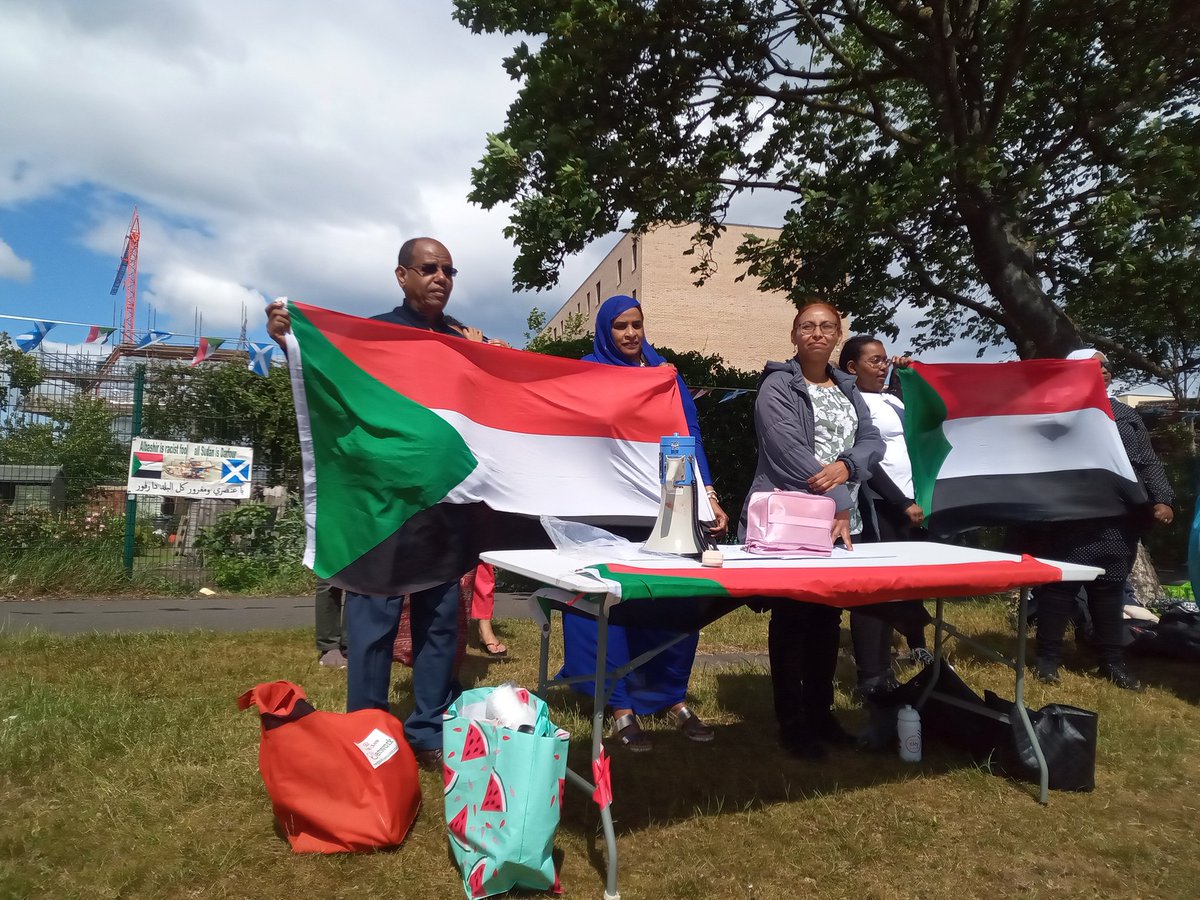 zakielsalahi's tweet photo. #SudanCoup
#Sudanese in Leith #Edinburgh standing in solidarity with everyone in #Sudan mobilising for 30th June ✊🏾🕊️♥️
(photos from 2pm - just left now, the crowd was ten times the size 👍🏾
The struggle continues... ) https://t.co/nVRrrdillZ