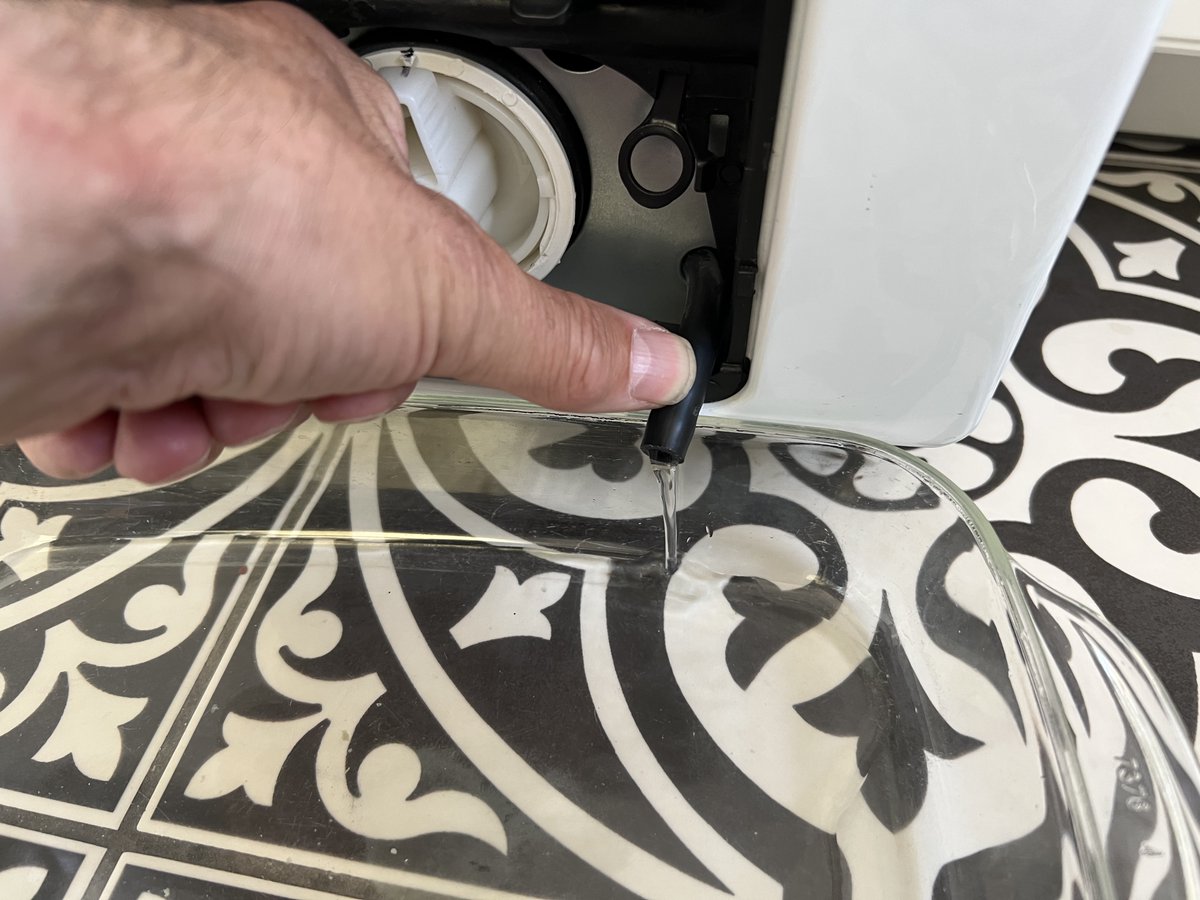 _Woodgie's tweet photo. Dear @Samsung,
Don’t you think having a drainage hose on your washing machines which is this short is a bit daft and makes life harder than necessary?

Well it does. https://t.co/Jqe2mzC7R4