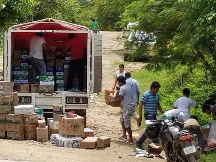 🥰 Vuelca un camión con mercancía en Puerto Escondido, los lugareños, sin rapiña ayudan al chófer a subir la mercancía que se encontraba regada.
Habitantes de la costa Oaxaqueña ponen un ejemplo de valores, civismo y honestidad.
Esos a quienes no quisieron ayudar algunos.
