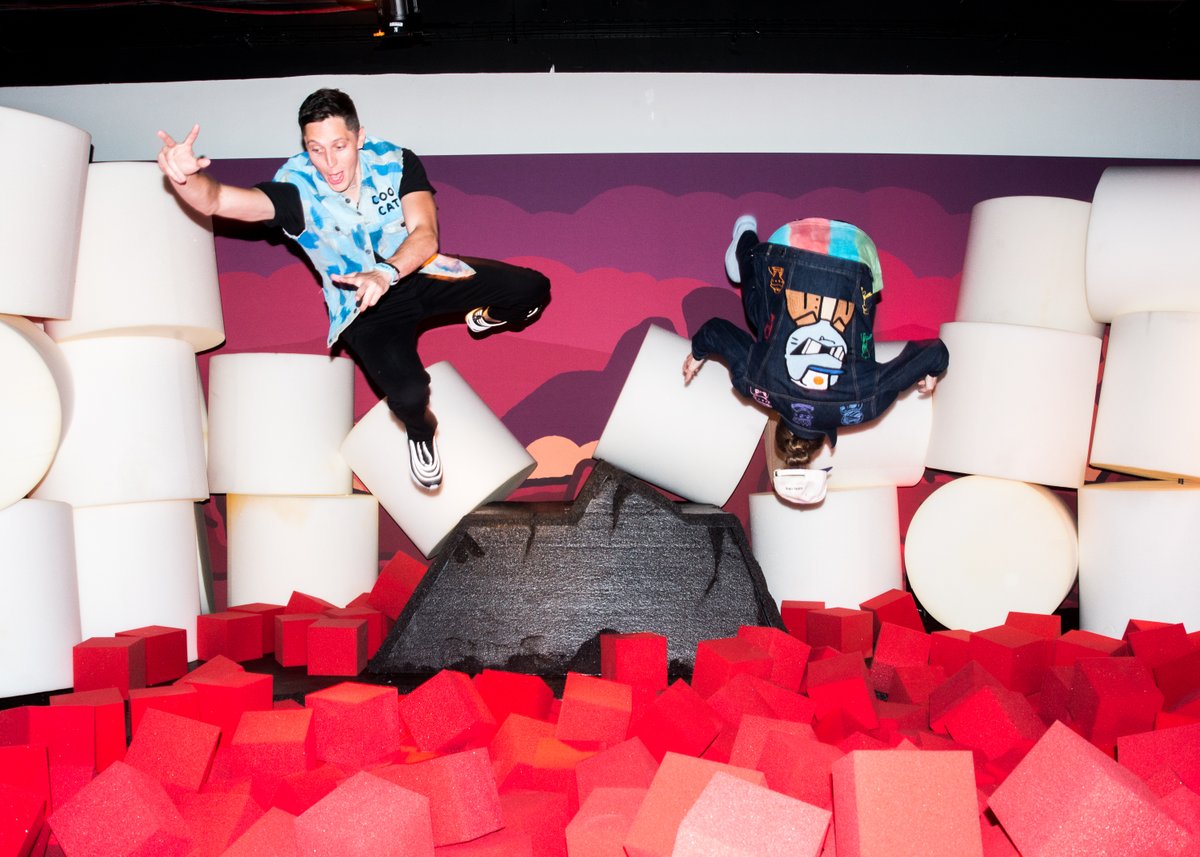 evanluza's tweet photo. brb escaping marshmallow mountain with @cloncast https://t.co/hRvRMcMLzA