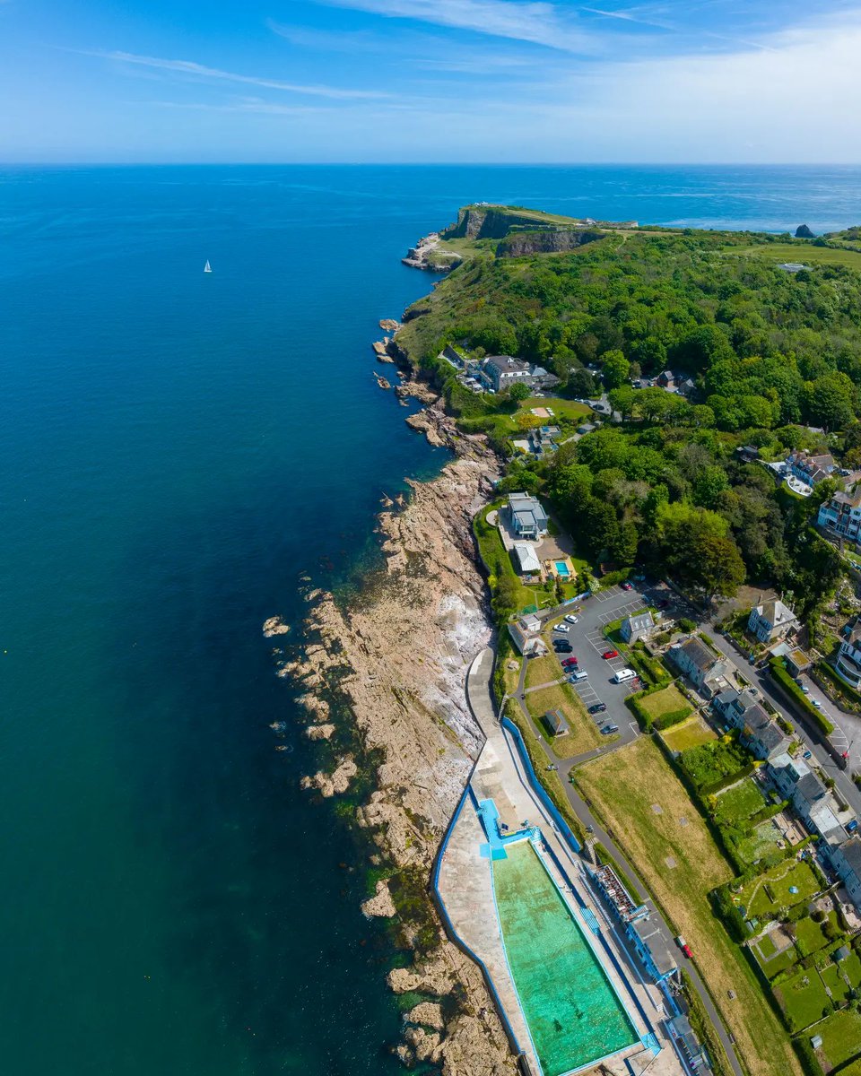 Superb aerial shot over Shoalstone Pool in #Brixham. #Summer  swim in the sea or in the pool? Both look lovely!
#englishriviera #southdevoncoast #Devon 

📸 @always_looking_for_adventures