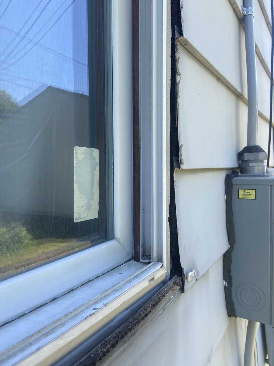 CaslowChelsea's tweet photo. This is how @universlwindows in central Ohio left my home. We have two small kids and dogs. I’ve been trying to contact them since Thursday for answers. Do not hire this company - Twitter do your thing 🙏 https://t.co/dFkTW7ebs0