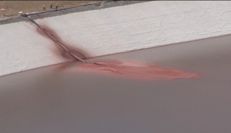 Adamlar gözümüzün içine baka baka Fırat nehrine en az 20 tonluk siyanür karıştırdı.
Başka ülkede olsa şirketin ve sahiplerinin 7 sülalesini yeryüzünden kazımışlardı.