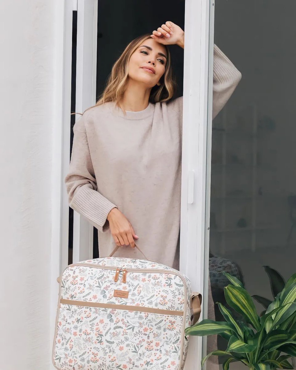 LaModaConRosana's tweet photo. Foto promocional de "Sweet
Garden", la bonita colección de
@RosannaZanetti inspirada en la
maternidad para #BeTribeBags.
https://t.co/kzrx1zF873 https://t.co/CTUP3rPX1b