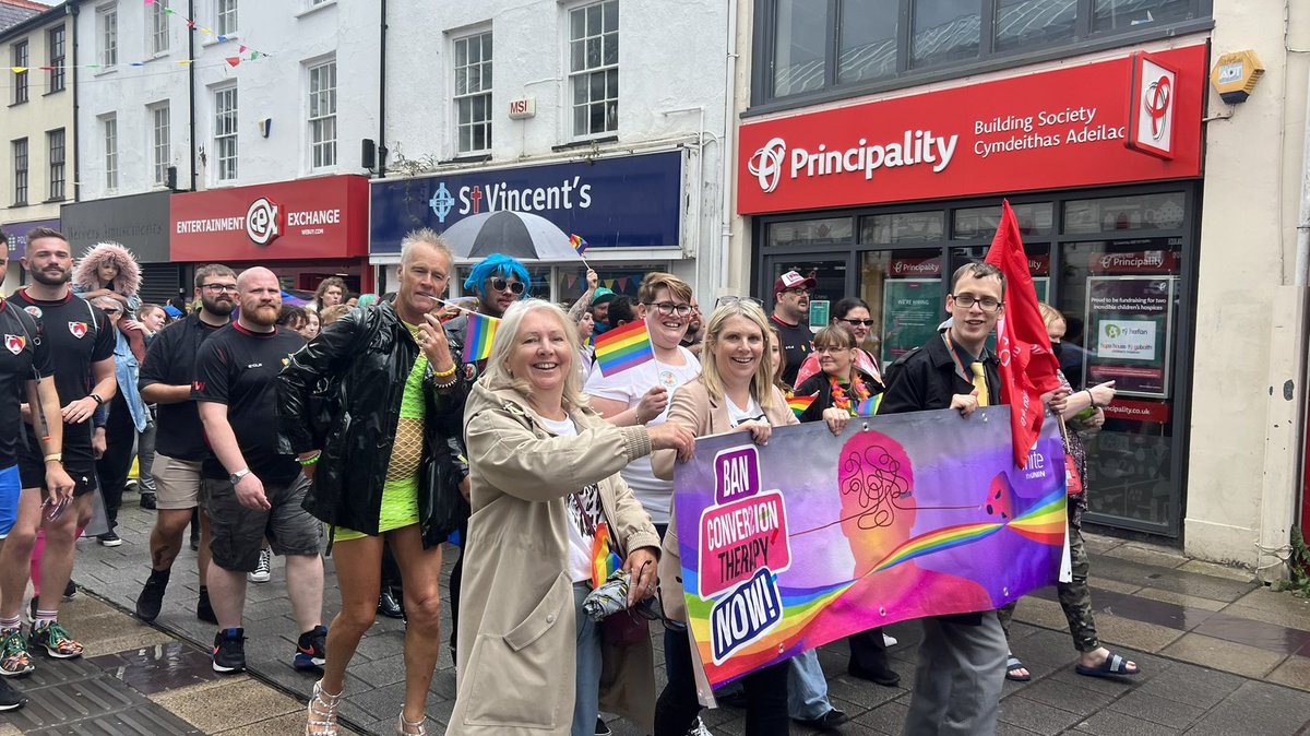 JoGalazka's tweet photo. Brilliant day at @NorthWalesPride in #Bangor 

So proud that @UniteWales sponsored and we chatted to so many of our members today #NorthWalesPride #PrideMonth #Solidarity #LoveIsLove 🏳��‍🌈🏳️‍⚧️ https://t.co/VX7hDDBLyz