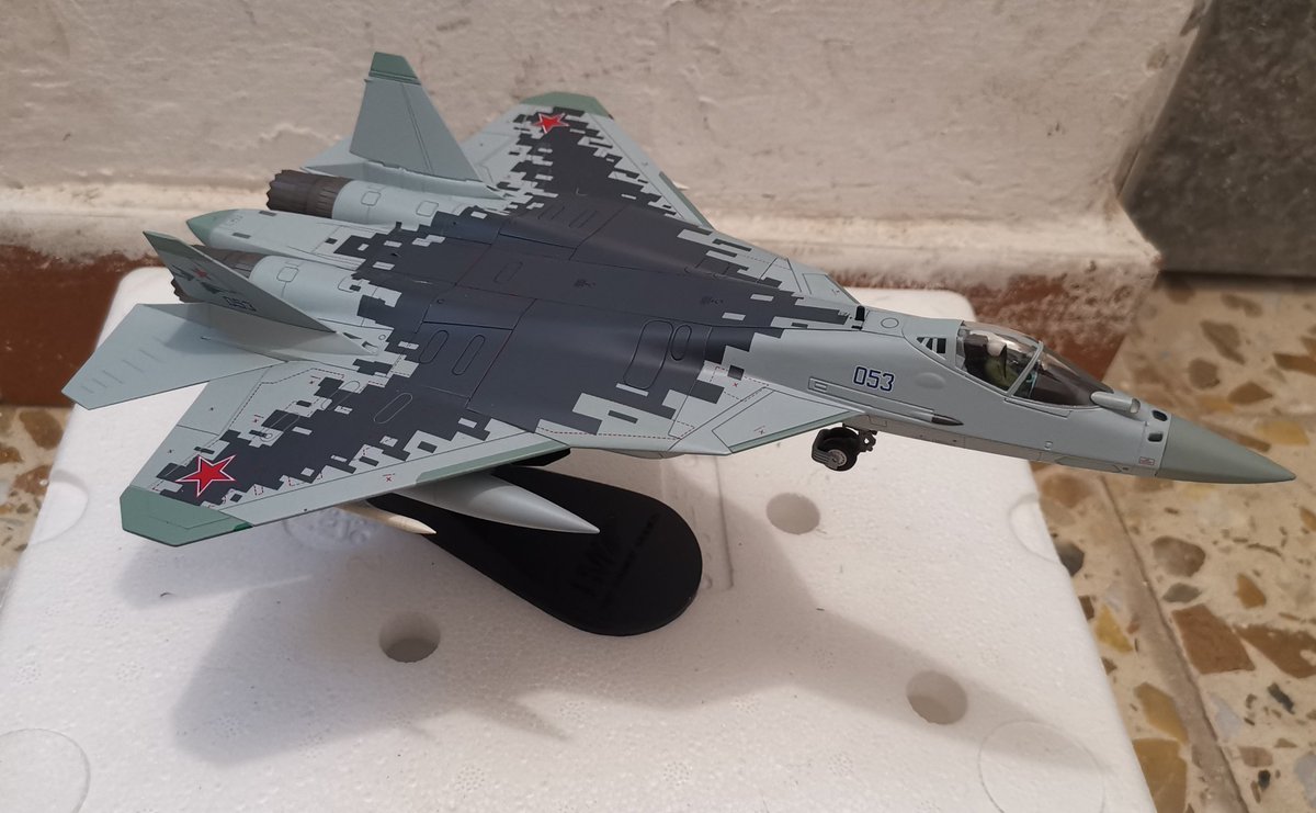 pedrospotter's tweet photo. 📢NOTAM📢
Despliegue de alguna que otra maqueta en mi colección (esta vez ha tocado un #avioncito escala 1/72)
#HobbyMaster
1:72 #AirPowerSeries
HA6801
#Sukhoi #Su57 #Felon
#DiecastModel
#RussianAirForce Blue 053
#maqueteros #aerotrastorno #modelismo #miniaturas
#modelosaescala https://t.co/HeWmUXRZ0U