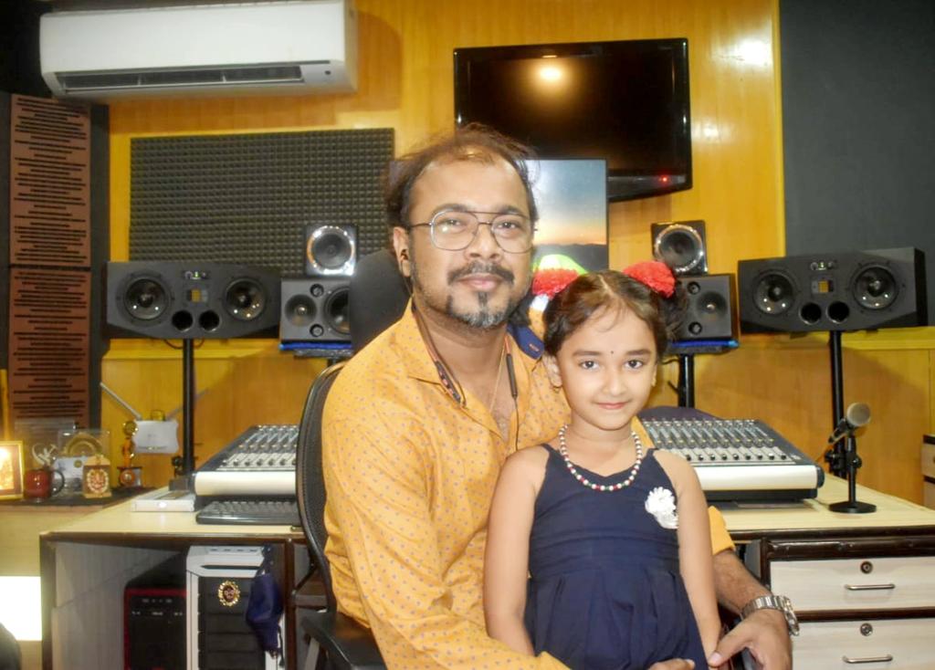 Surajit4music's tweet photo. Recording Voice Dubbing Session
Singer:-Shreya(child artist)
Music Arrangement&Programming by Surajit Ghosh
Recordist Sanjoy Ghosh
StudioResonance #sitinetwork #siticable #zeetv #ZeeBangla #mediacity #mediaciti #WestBengal #shuvosurmediahouse #ShuvosurProduction #StarJalsha https://t.co/54UciPHNtw