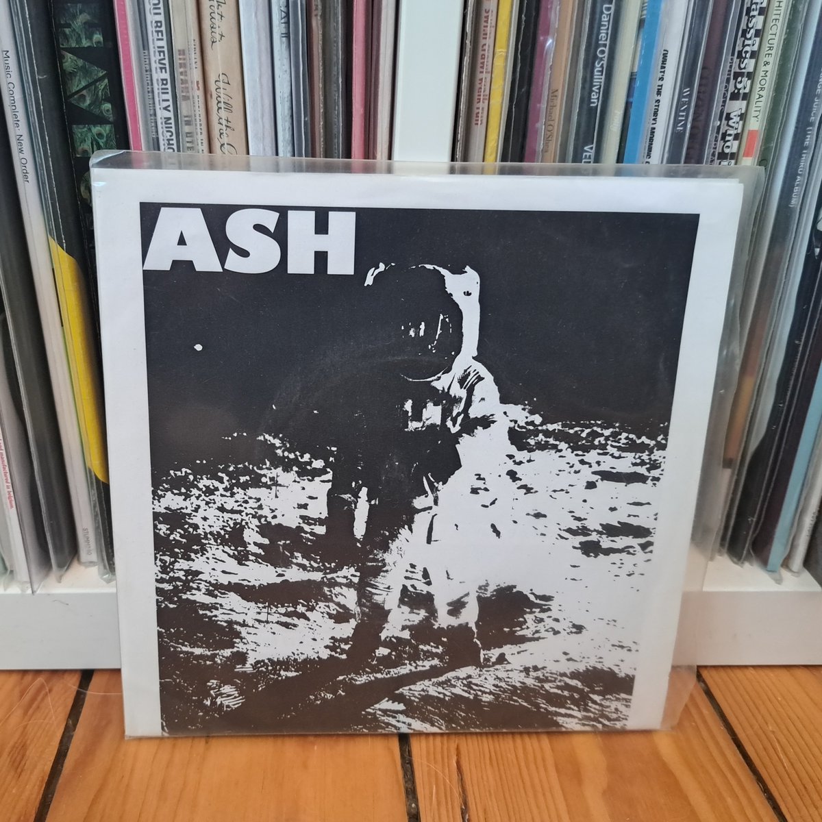 learnandsing's tweet photo. #ToHereKnowsWhen - Great Irish Albums Revisited EP 19. 1977 by @ashofficial A great chat in which I remind Tim Wheeler that he once once swapped me Ash's first single in exchange for a Cork band's demo. "Good swap," says Tim. Indeed! https://t.co/1ZGtU6YWS1 https://t.co/Nl4dBKqpH6