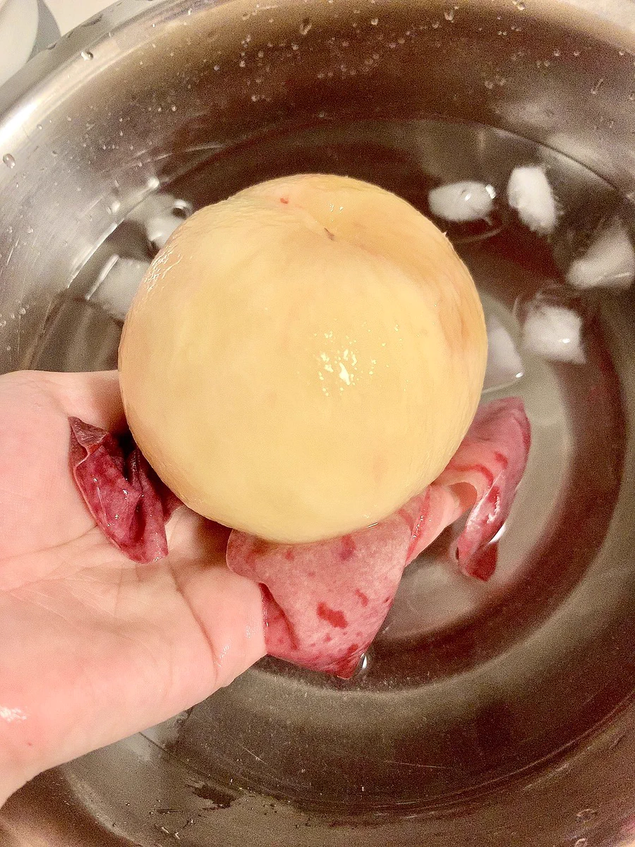 とっても簡単に出来そう！桃はこうすれば面白いくらい綺麗に皮を剥くことが出来る？！