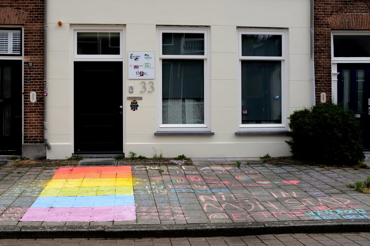 AmersfoortBij1's tweet image. Vandaag, 40 jaar na de roze zaterdag in 1982, hebben wij samen met andere activisten uit Amersfoort actie gevoerd tegen anti-LHBTIQA+ en anti-abortus lobbygroep ECPM, door een regenboogzebra aan te leggen waar deze hoort. Voor hun deur! #ECPM #NietInMijnStad #RozeZaterdag