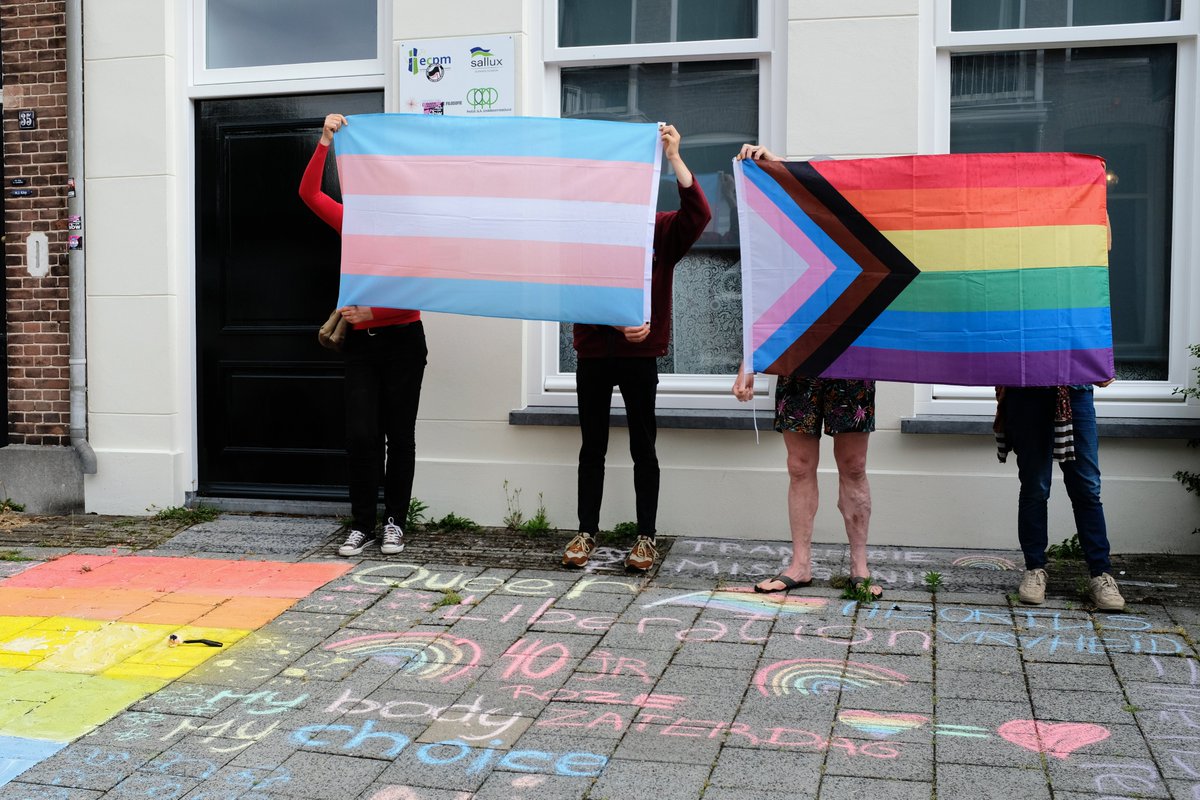AmersfoortBij1's tweet image. Vandaag, 40 jaar na de roze zaterdag in 1982, hebben wij samen met andere activisten uit Amersfoort actie gevoerd tegen anti-LHBTIQA+ en anti-abortus lobbygroep ECPM, door een regenboogzebra aan te leggen waar deze hoort. Voor hun deur! #ECPM #NietInMijnStad #RozeZaterdag
