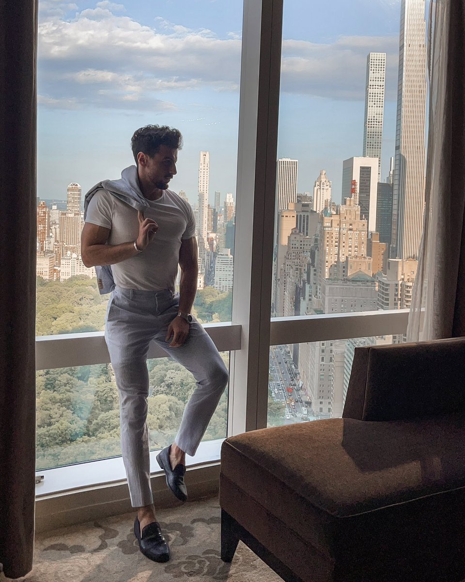 rowanrowrowan's tweet photo. Could never get tired of this view 🏙 happy weekend guys 😊 #mensfashion #NewYork https://t.co/WxRnt72H9J