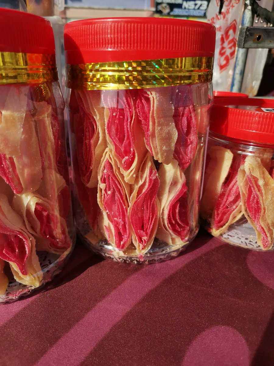 IvyMaeLojitan's tweet photo. Saw this local delicacies at Pasar Borneo and the #shape really attracted our attention 😂😂. Don't it looks like something to u?? @gulangas_avasi @lindaanneensil @slyjoseph #kuihlidahbuaya #oddshape #pasarborneo https://t.co/yT0hc9Mc4Q
