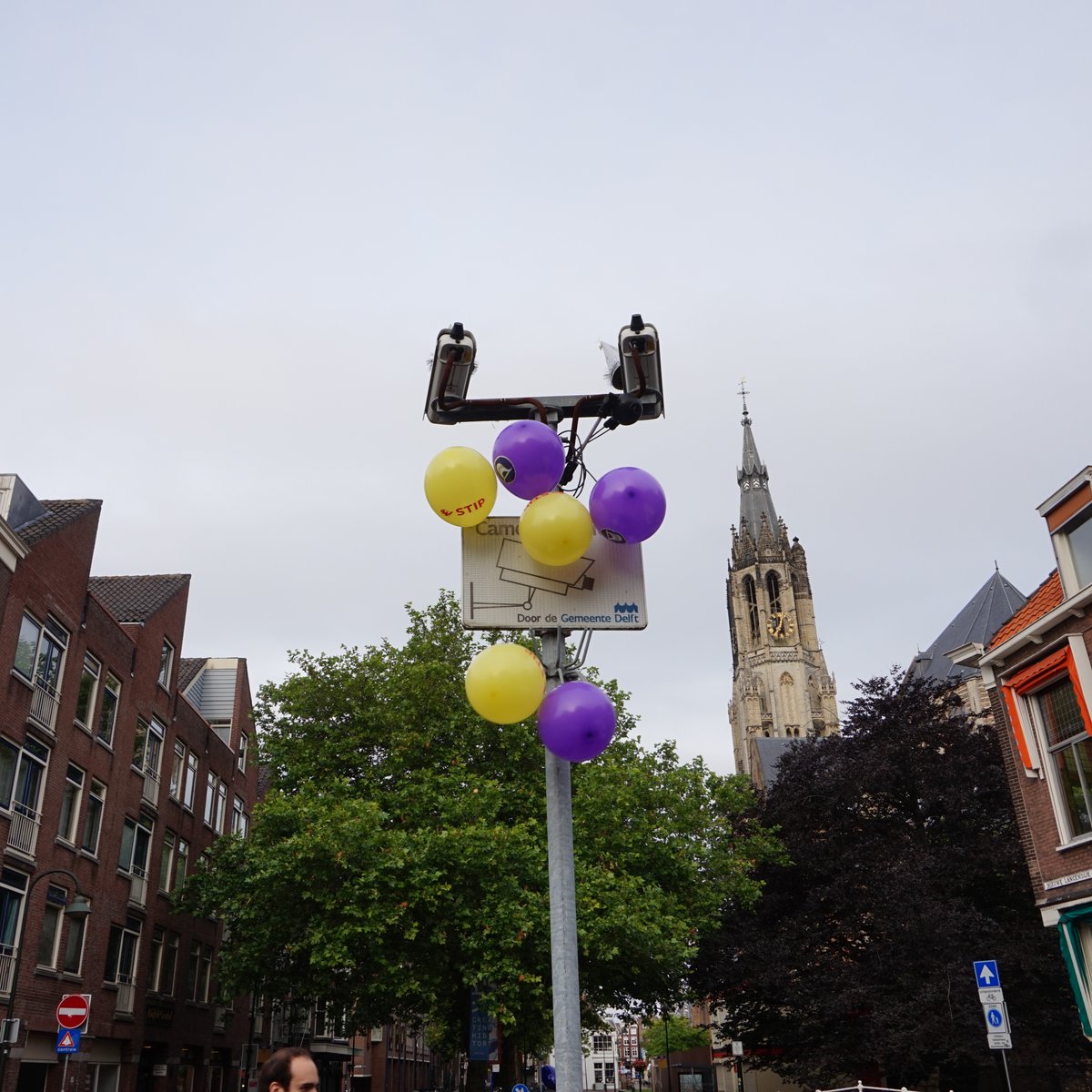 stipdelft's tweet photo. Vandaag vieren STIP en de PiratenPartij de verjaardag van George Orwell! 🥳 In '1984' schrijft hij over een toekomst waarin iedereen in de gaten wordt gehouden. Door camera’s in Delft vandaag met hoedjes en ballonnen te versieren, vragen we aandacht voor jouw privacy! 📹🎈 https://t.co/0dNFa3e4el