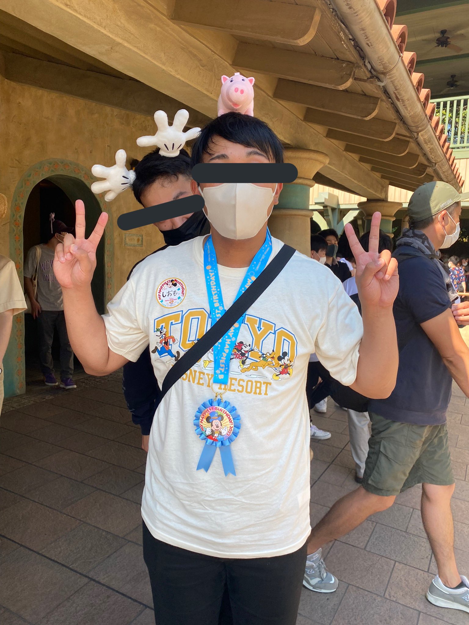しおも ハムカチューシャ 東京ディズニーリゾートシャツ バースデーシール バースデーメダル で浮かれる26歳 T Co 9zbqxrkcgh Twitter