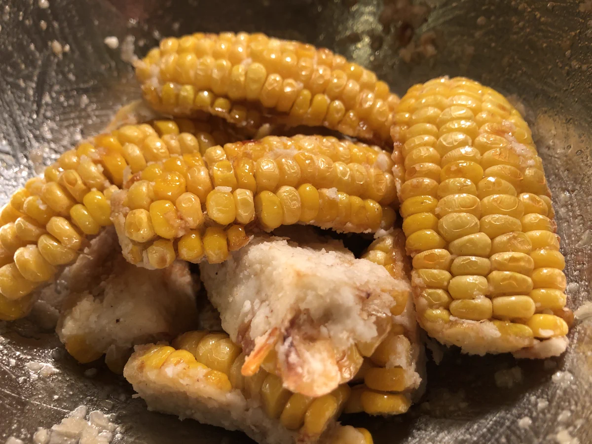 片栗粉をまぶして揚げたらバターと醤油を和えるだけ♪夏にぴったりなとうもろこしのから揚げ