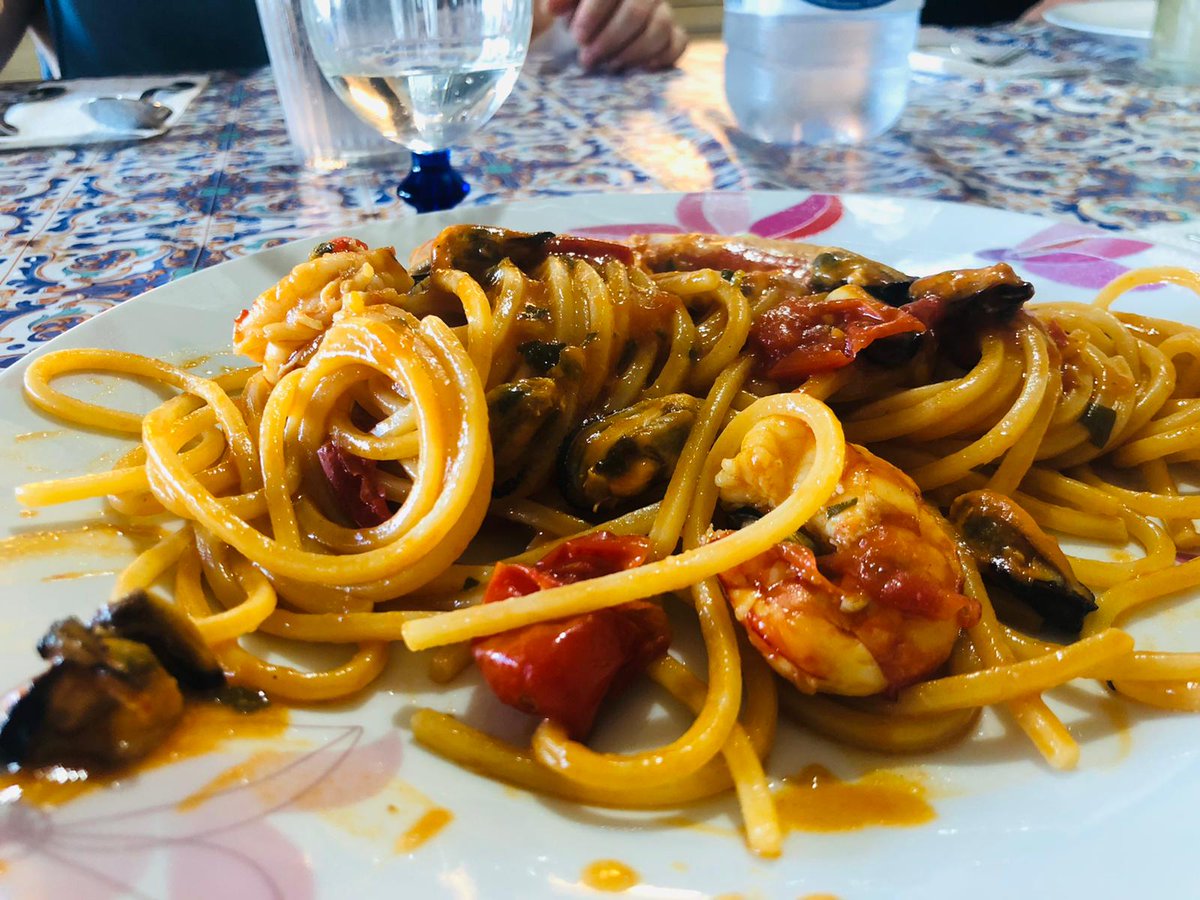 Spaghetti con cozze, gamberoni e pomodorini datterini.... Altro che esperienza... Vai direttamente ad un livello superiore 😋