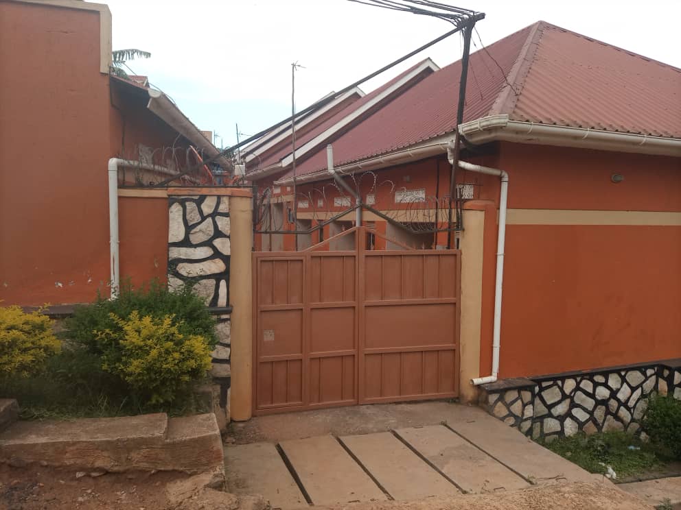 DanidoProperty's tweet image. 9 RENTAL UNITS FOR SALE IN MUKONO JUST KAYUNGA ROAD AT 172M UGX 
#8double self contained rooms
#1single self contained room
Total monthly collections in all units is:2millions&amp;amp;150,000 ugx
Selling price is:172m ugx
#property 
#properties 
#propertyforsale 
#danidoproperty