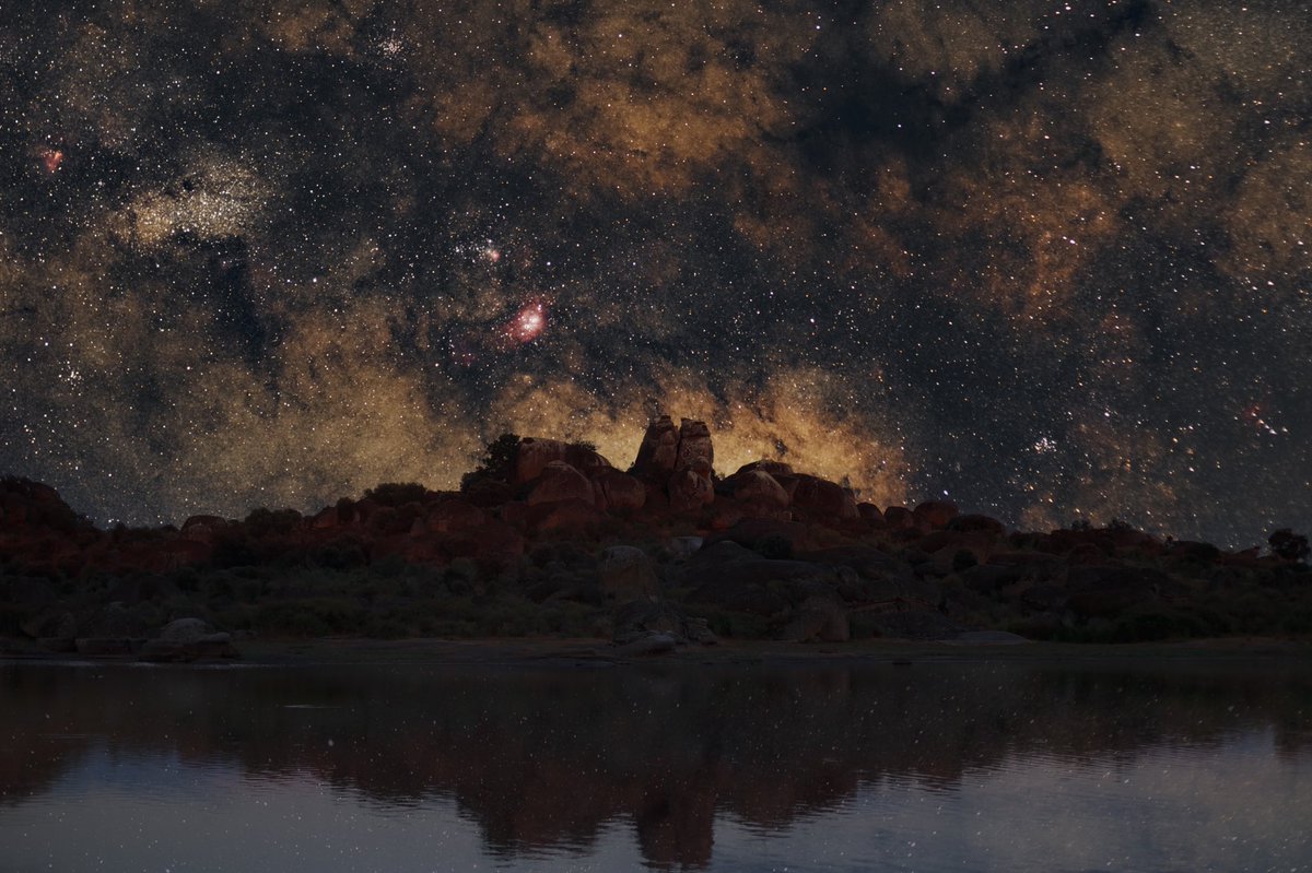 mxguelastro's tweet photo. El centro de la Vía Láctea sobre Las peñas del Tesoro en Los Barruecos, Cáceres. https://t.co/T0WwuITgpJ