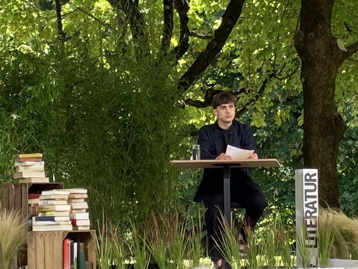 ⁦<a href="/eliashirschl/">Hirschi</a>⁩ zelebriert listen.
„das wird super.“
„das wird groß, sagt er. das wird ganz groß.“
„schließt sich eine tür, öffnet sich ein fenster.“
prächtiger abschluss
#tddl22
#tddl