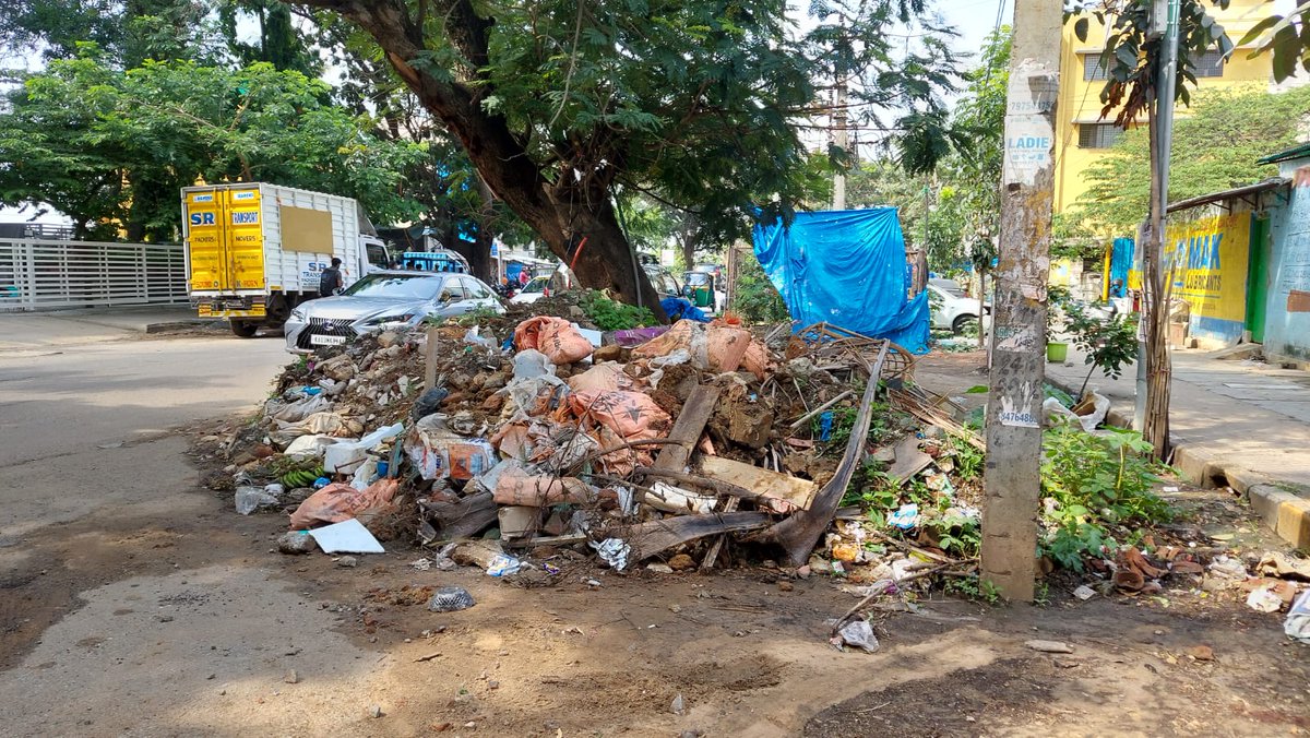 RoyalPal's tweet photo. @vinodblru @BBMPCOMM @BBMPSWMSplComm @UnitedRWAofKA @icindngr @WFRising @hal3rdstagerwa @DomlurLayoutRWA @iffathfathima6 @koramangalares1 @namma_BTM @Namma_ECity @CitizenKamran @NammaBengaluroo @RisingVarthur @Dnekundi_rising @Vikrammailar @DarshanDevaiahB @anil_lulla And looks that that 'dump' path just got extended😱. This is in front of Karbonn mobile office before the bridge.. Its a cancer and spreading, had written to the BBMP AE-Shilpa of the area and requested her intervention but looks like there is mooolah here to rake!! #shameBBMP https://t.co/nvzk3dhy0K