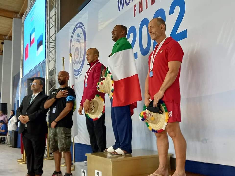 apuntesports's tweet photo. 🤿 Hui hem anat a la piscina de #Quesa per conéixer tot un campió del món de busseig

César Moreno acaba de tornar del Marroc, on s'ha penjat l'or en la competició per equips🥇 amb Espanya i el bronze en la individual🥉

📺 Mira l'entrevista en l'@apuntnoticies https://t.co/KqwL4Y2kXe