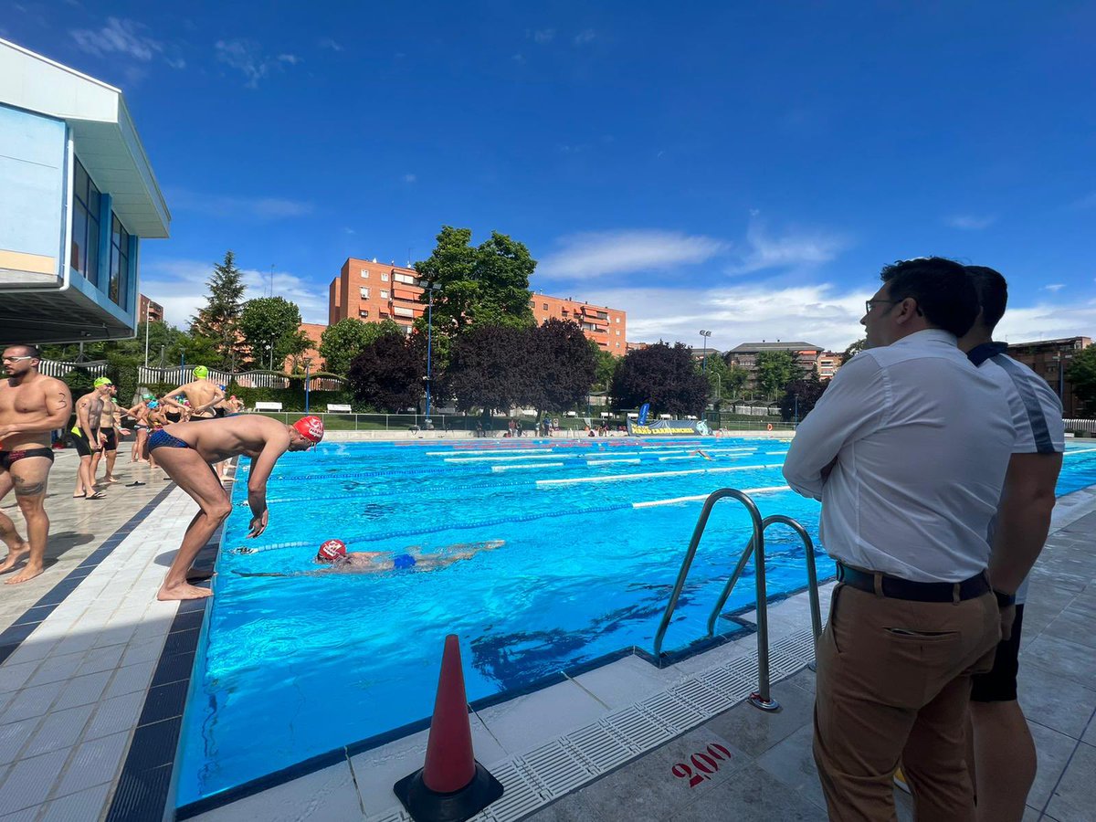 ppcarabanchel's tweet image. El concejal @AlvaroGLopez ha dado salida al maratón solidario de natación organizado dentro de las actividades del “II Mes del deporte en #Carabanchel”. Lo recaudado irá destinado a la Fundación que promueve la investigación del síndrome #invdup15q #epilepsia #TEA. @Funinvdup15Q