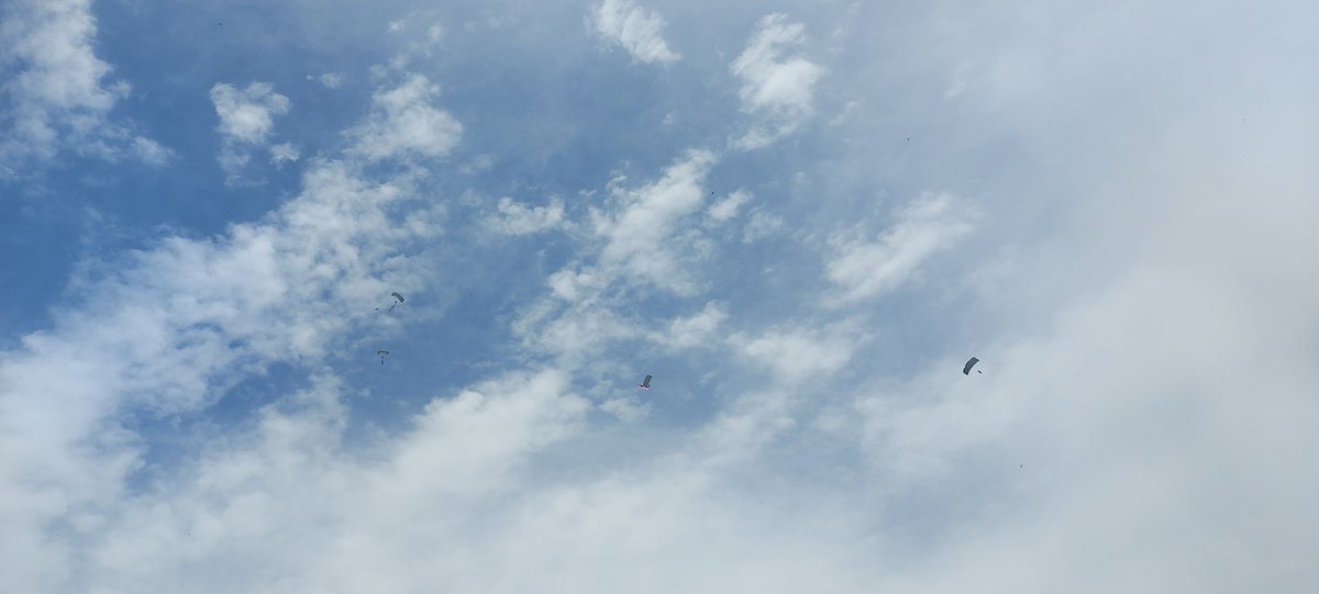 JelenaMKandic's tweet photo. Transportni helikopter #RViPVO dovezao je padobrance #63pdb #VojskaSrbije do #Guča #Dragačevo #MoravičkiOkrug #ZapadnaSrbija.
U toku su #VidovdanskiSusreti RVV.
Prelep ambijent i divna atmosfera.🪂🇷🇸🌄🇷🇸🪂 https://t.co/Vn9C8c0bA5