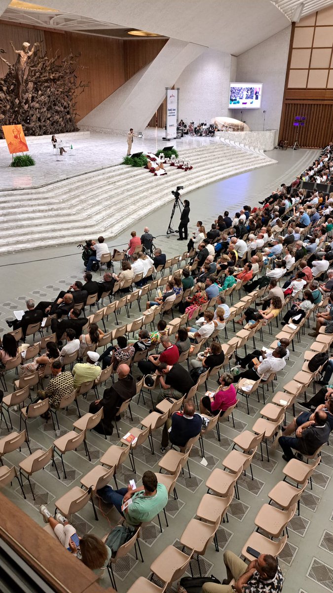 Rvaticanaitalia's tweet photo. #WMOF22 "Noi famiglie non siamo degli eroi solitari che devono compiere una grande impresa, ma siamo una comunità e le grandi imprese si fanno insieme". Giovanni #Scifoni, attore e regista @WMOF2022 #IncontroMondialedelleFamiglie https://t.co/CxAW7yUAV9