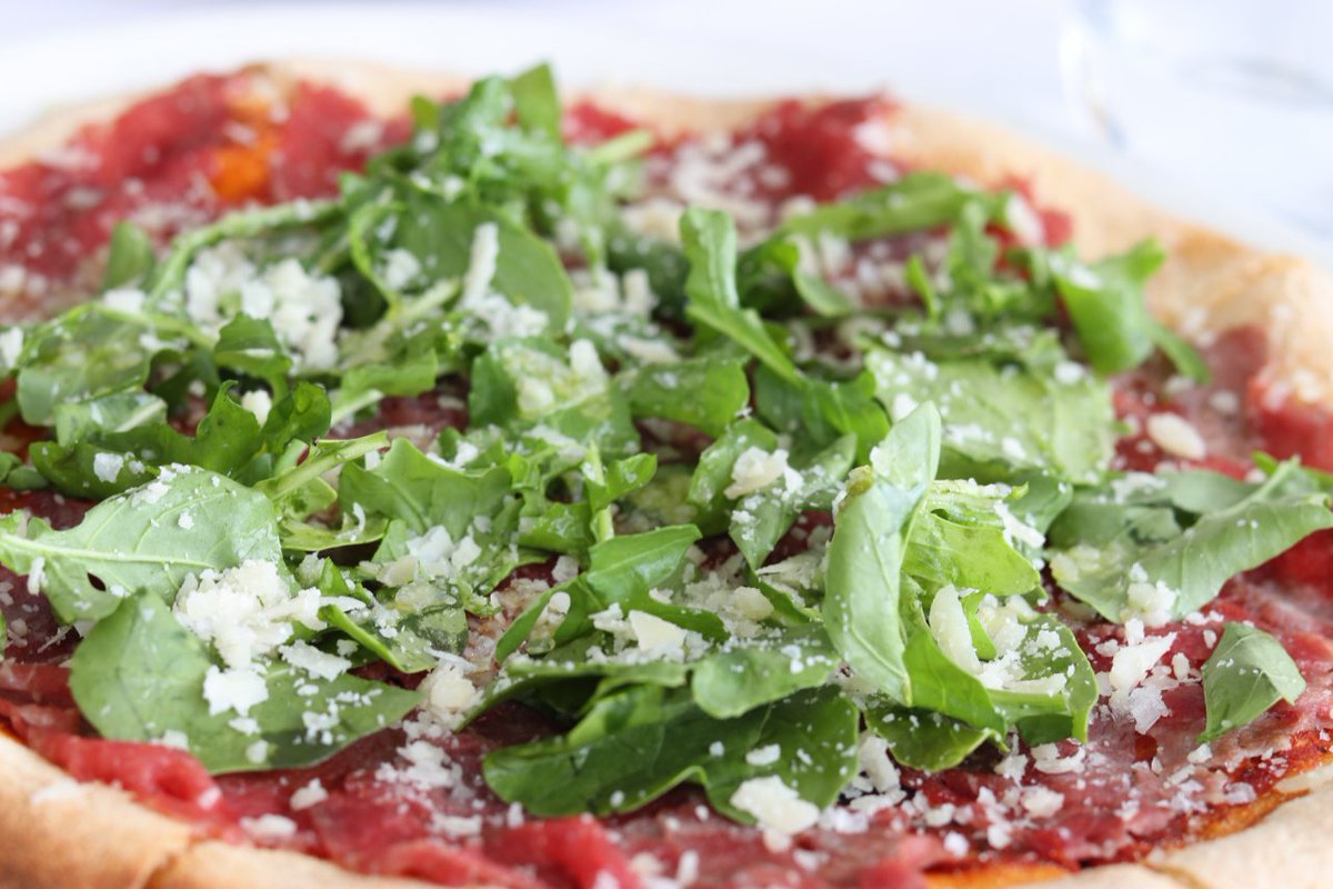 Te presentamos una de nuestras pizzas gourmet, la carpacio. 🍕

¿Sus ingredientes? 👉 Solomillo, rúcula, crema de tomate con perfume de trufa, trufa y escamas de parmesano.

🙌 Ven a probarla 🙌

¡Haz tu reserva! 📲 928 22 78 39
📍 Marina Lanzarote
 #TrattoriaIlNonno