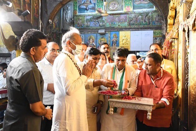 GovindDotasra's tweet photo. आज चूरू स्थित सालासर बालाजी मंदिर में दर्शन कर पूजा-अर्चना की एवं बालाजी महाराज से प्रदेशवासियों के कल्याण की कामना की। https://t.co/DPol0J2VRG