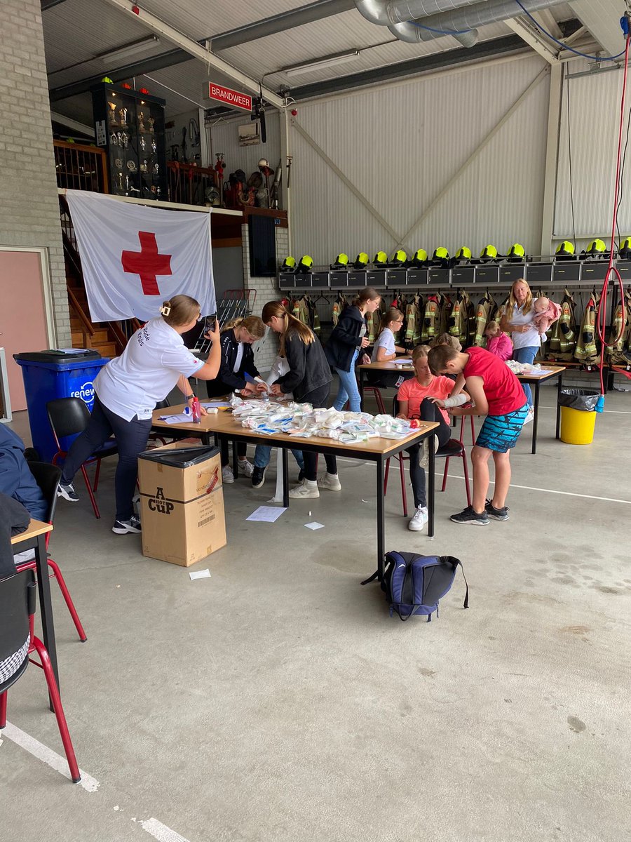 LeefbaarSD's tweet image. Vanochtend was @roykloplsd bij de #jeugdinstuif van het #rodekruis in #bruinisse. Hopelijk melden zich veel nieuwe jeugdleden aan! #streekholders #leefbaar #ehbo