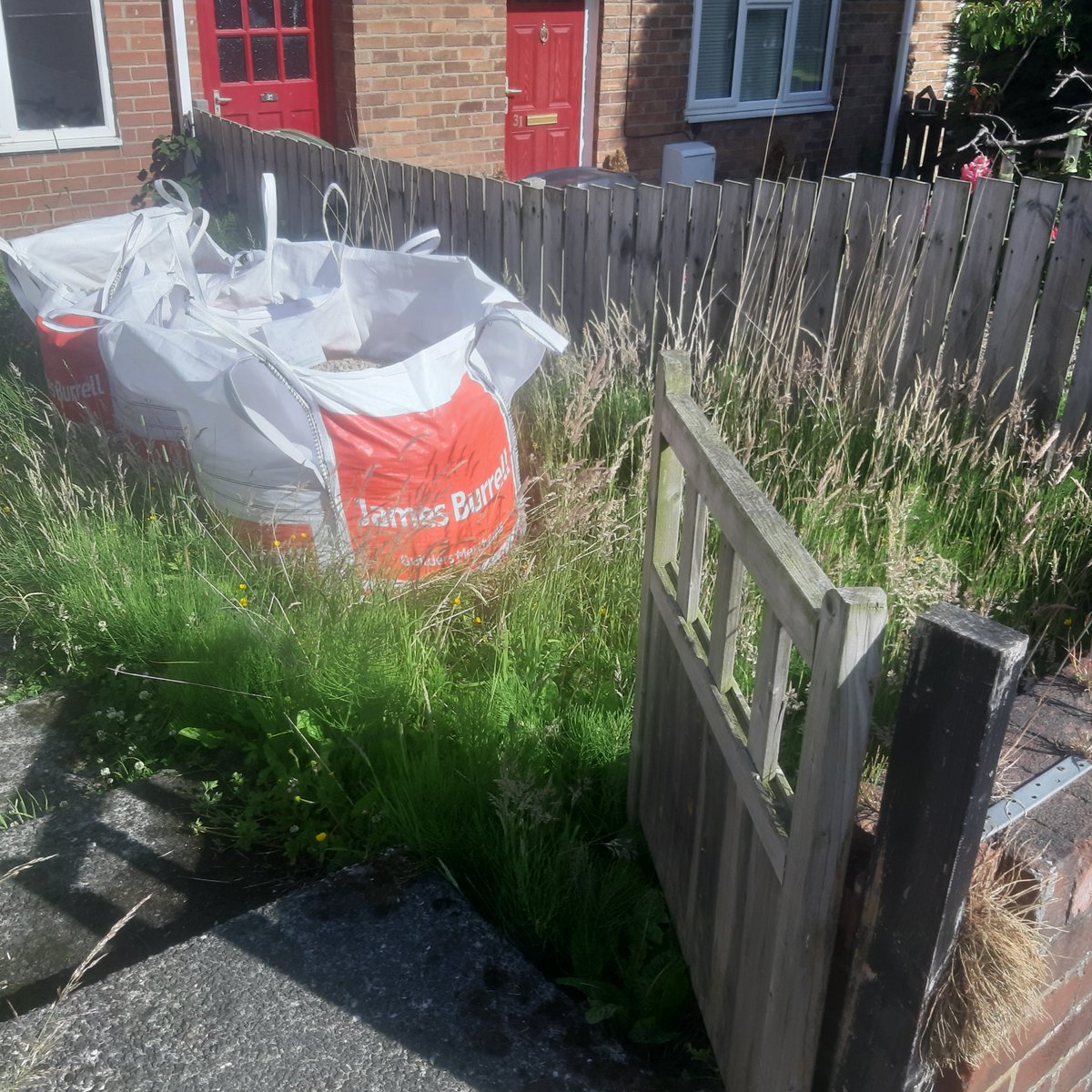 Ext_maintenance's tweet image. Quick garden turn around for an elderly couple. No maintenance needed. #landscape #gardening #hardwork #EXT