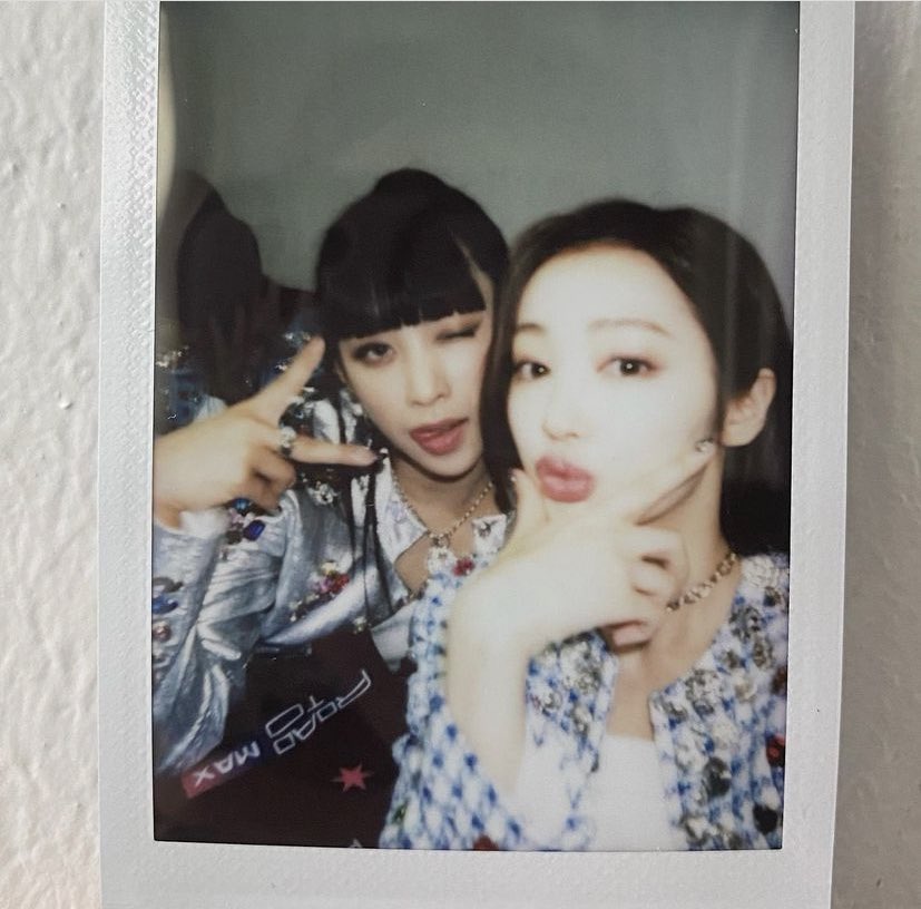 jinnyw1sh's tweet photo. [trans] @5ecretNumber léa’s IG update:

“Thought of these all of a sudden after watching the behind videos so I’m uploading these💙🤍 It was a special day so I wanted to take a photo with each of my dongsaengs but i suck more at taking polaroid selcasㅋㅋㅋㅋ😂😂😂” https://t.co/ipTpYt8Djl