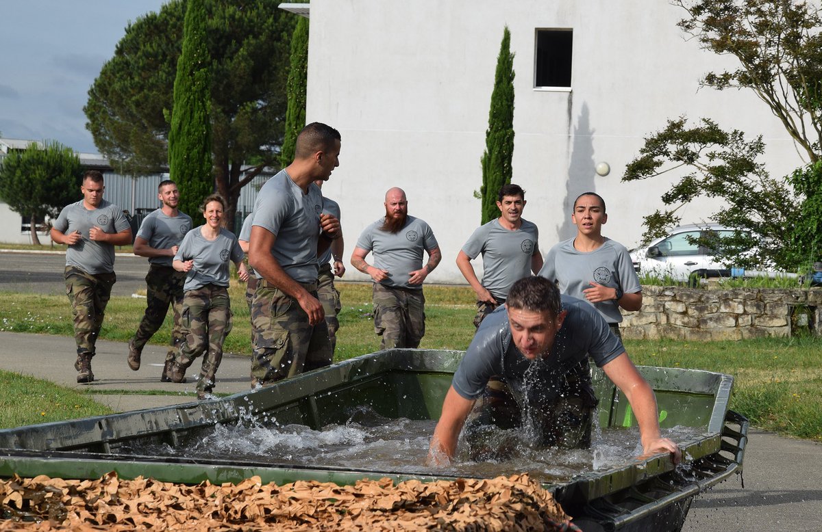 cdc31RG's tweet photo. Les sapeurs d’Afrique du #31RG se sont relayés toute la matinée du 07 juin pour soutenir nos blessés dans le cadre de l’opération du CEMAT #AvecNosBlessés ! La matinée s’est terminée par la présentation d’un chèque de 4500 euros qui sera remis à Terre Fraternité. https://t.co/oan0XOgVsv