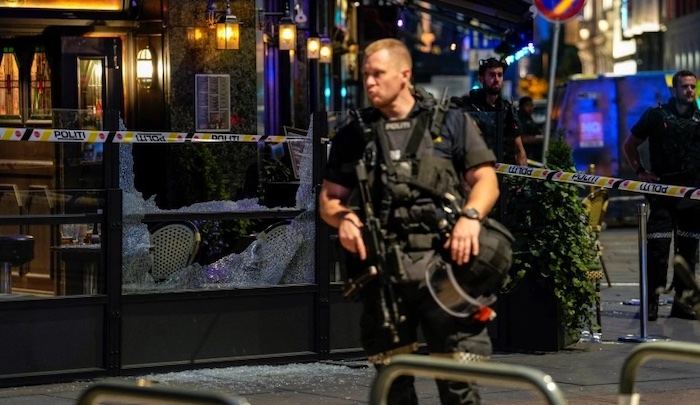 jihadwatchRS's tweet image. Norway: Muslim migrant screaming ‘Allahu akbar’ murders two, wounds 21 near gay bar, Oslo Pride parade canceled wp.me/p4hgqZ-164t