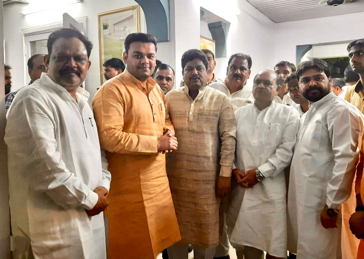 PRAMODK63299859's tweet photo. बेसिक शिक्षा मंत्री माननीय  संदीप सिंह को जन्मदिन की बधाई देते प्रदेशीय नेतृत्व के पदाधिकारी प्रांतीय अध्यक्ष डॉ दिनेश शर्मा महामंत्री संजय सिंह कोषाध्यक्ष श्री शिव शंकर पांडे @TiwarRajkumar @SanjaySnghUPPSS @RKSinghuppssjbd @RahulKu56093566 https://t.co/2pryqkmwEl