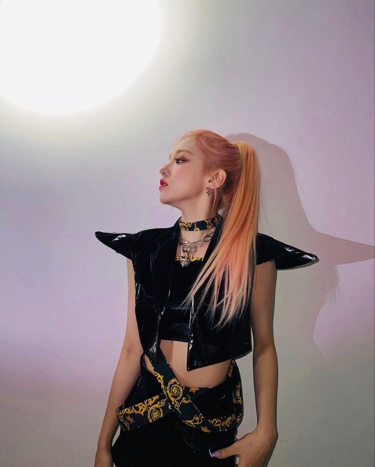 poutysoyeon's tweet photo. Yuqi in all black 😩

#YUQI #SONGYUQI #우기 #송우기 #宋雨琦 #GIDLEYUQI #GIDLE #여자��이들 https://t.co/AZ68SNZZhs