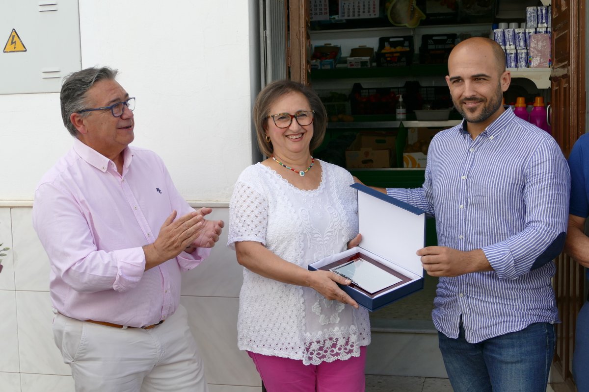 AlcaldiaAlm's tweet photo. 💐💐💐El alcalde, José María Ramírez, en representación del Ayuntamiento, ha participado en un sencillo homenaje que, por sorpresa, ha recibido esta mañana Ángela Bote Monge, que regenta la frutería que lleva su nombre en el barrio de San José desde hace 59 años. Hoy se jubila https://t.co/FT7VsWjkBc