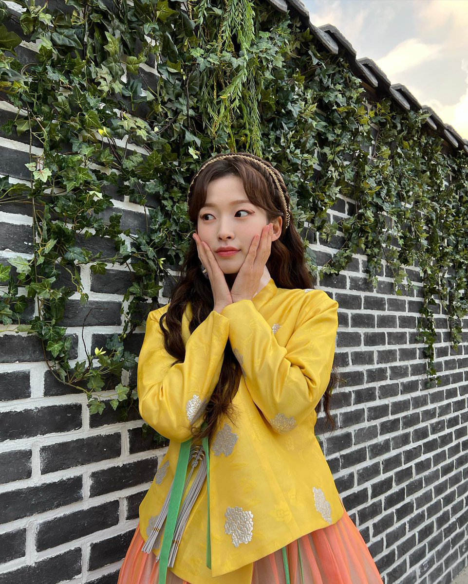 arin's Instagram update 💛

#아린 #ARIN