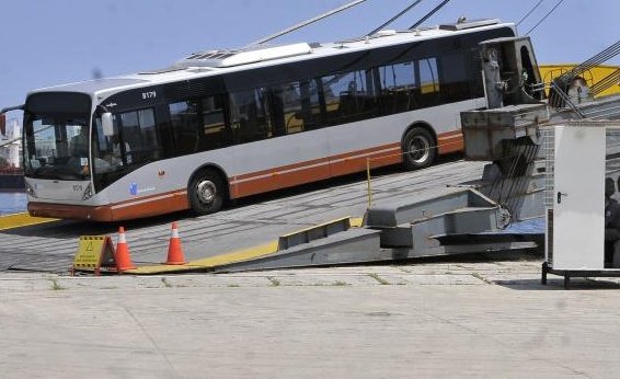 Desde #Bélgica llega donación de 29 ómnibus de segunda mano. 20 reforzarán transporte urbano en #LaHabana y 9 serán destinados al <a href="/MinisteriodeCu4/">Ministerio de Cultura</a>. #CubaNoEstaSola #NoMasBloqueo <a href="/MINCEX_CUBA/">MINCEX🇨🇺</a>