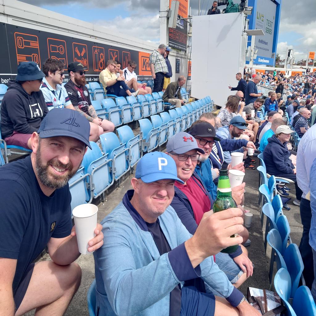 knockerhero's tweet image. When you are going through the hardest time nothing like your mates. Love these guys more than they could know. @billbormb @Nogger17 @cotty1963 @RedRaz77 @PownerRichard