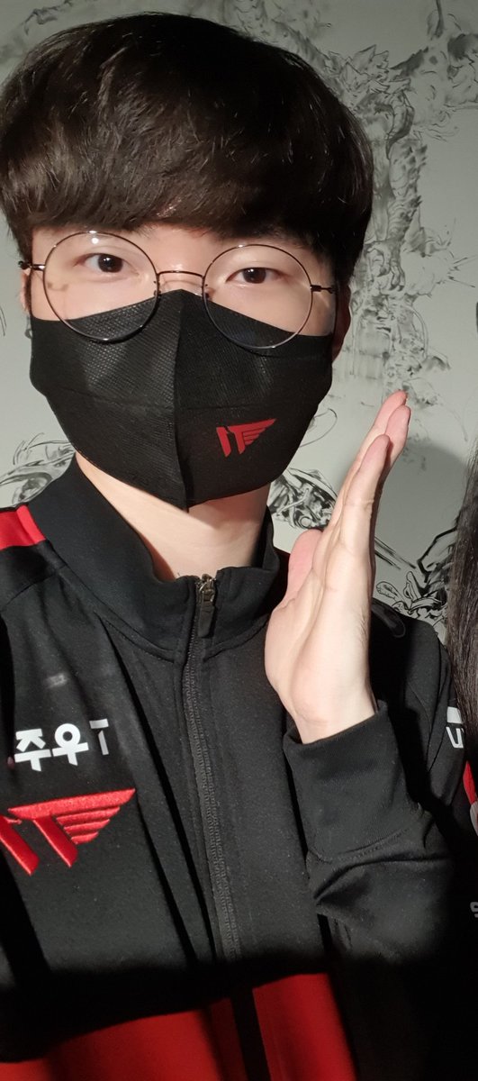 chim_mina_'s tweet photo. 다들 어머낫 페이커 한번 보고 가세요ㅋㅋㅋㅋ 원래 한 손 꽃받침 해달라고 한거였는데 어쩌다보니 이런 포즈가ㅋㅋㅋ 
#Faker #T1 #T1WIN @faker https://t.co/kpxrtHUtRz