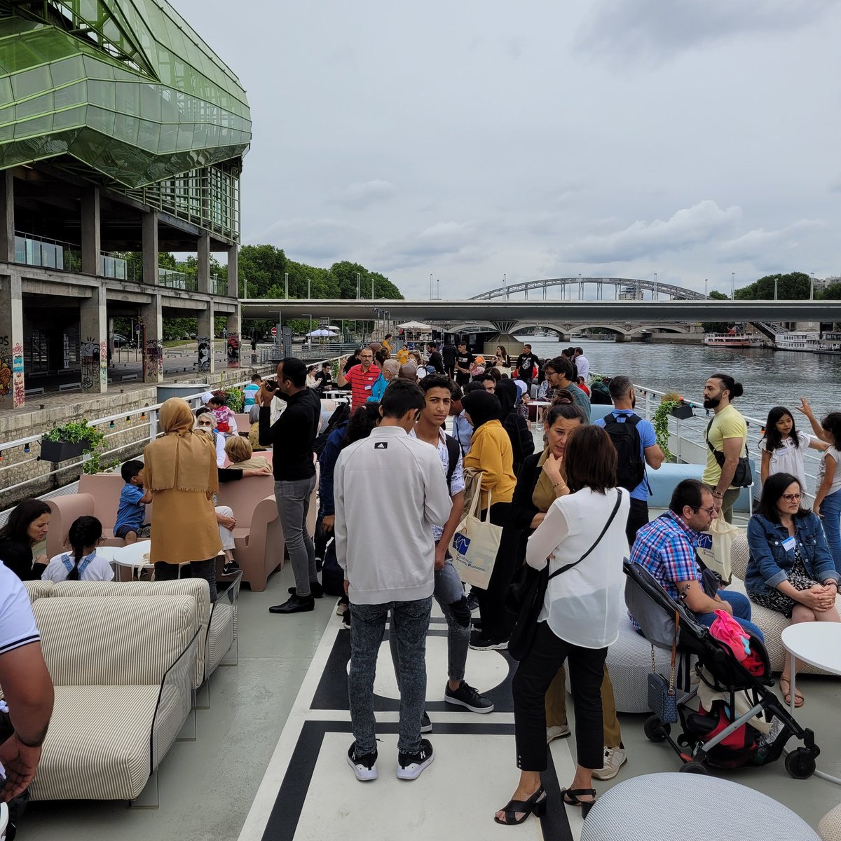 Anne_Hidalgo's tweet photo. À la « Fraternité sur Seine » pour célébrer les cinq ans des couloirs humanitaires. Cette initiative unique en France est un formidable dispositif d’accueil et d’insertion qui mobilise des citoyens bénévoles comme des associations. https://t.co/8OZ8NT5UHM