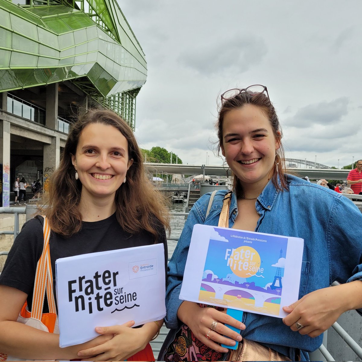 Anne_Hidalgo's tweet photo. À la « Fraternité sur Seine » pour célébrer les cinq ans des couloirs humanitaires. Cette initiative unique en France est un formidable dispositif d’accueil et d’insertion qui mobilise des citoyens bénévoles comme des associations. https://t.co/8OZ8NT5UHM