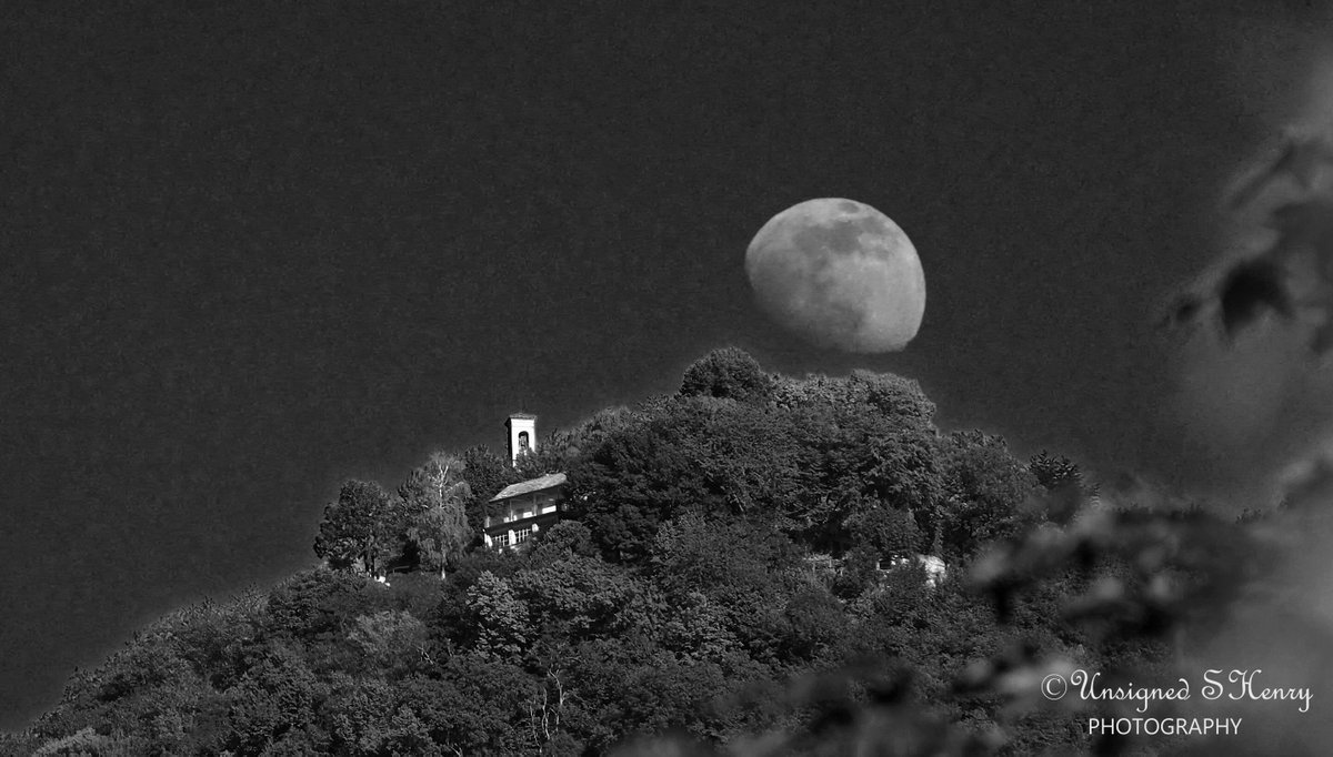 StephenAHenry's tweet photo. The #moon rising, as seen from #Laglio on #LakeComo #Italy 

@themoonpics_ @StormHour @ThePhotoHour https://t.co/NbESf48ICX