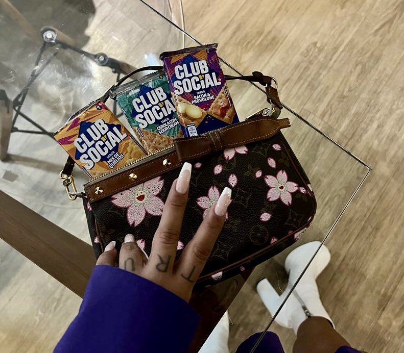 nicolebalestro's tweet photo. Tá, mas vocês tão sabendo que Club Social vai PARAR São Paulo com o maior Role Chavoso da história? 🥵
A partir das 10h no centro de SP e com uma galera incrível, partiu acompanhar no perfil de @clubsocial? ❤️👀🤤
#PartiuPraNãoParar #PartiuExperimentar #publicidade https://t.co/AygwFLfUMe