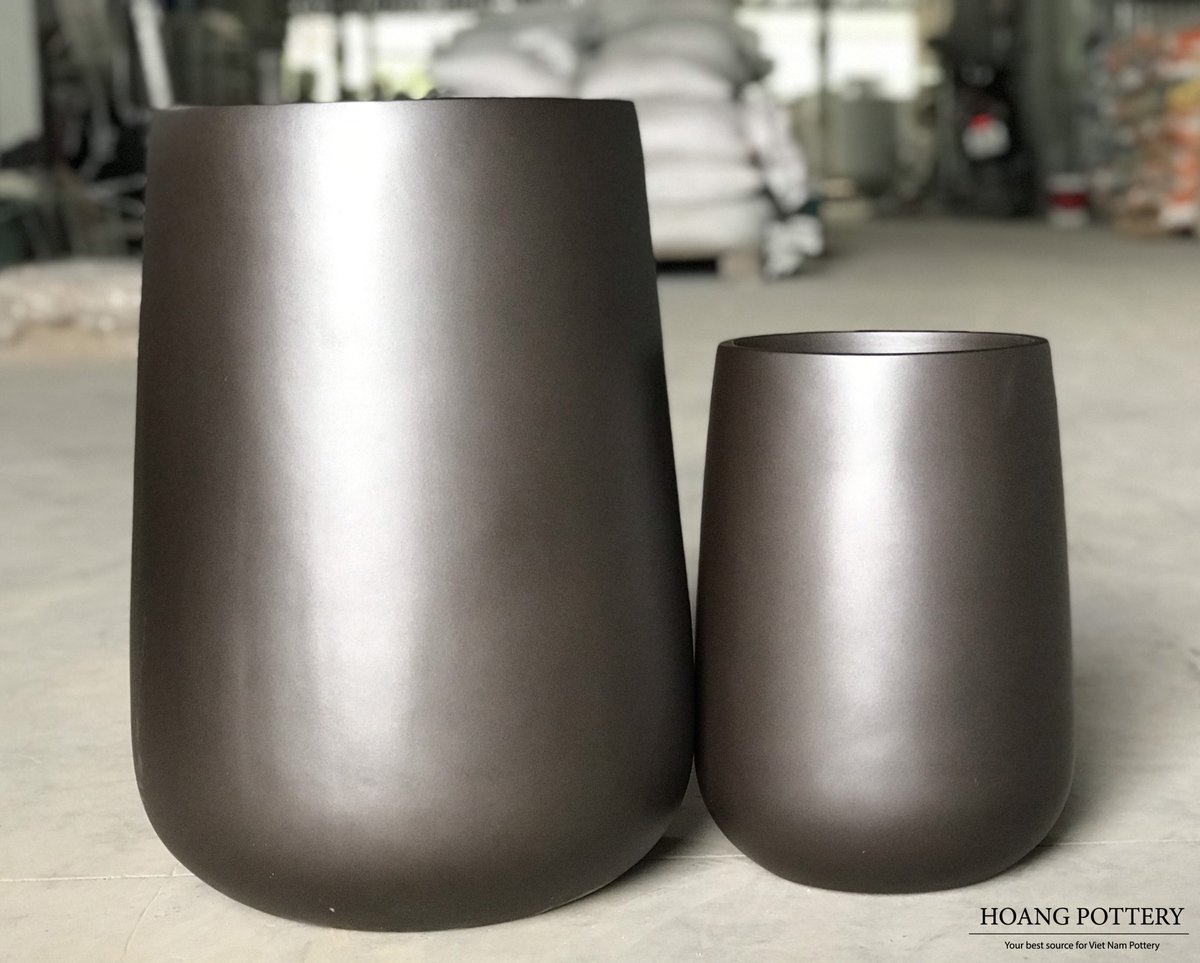 HoangPottery's tweet photo. A beautiful set of two tapered cylindrical poly planters painted in shiny brown colors (37cm*51cm, 25cm*35cm).

Website: https://t.co/yP5FlfkBbD

#vietnam #pots #planters #hoangpottery #poly #polypots #polyplanters #decor #decoration #garden #homedecor #homedecoration #indoor https://t.co/HkT8ZUBk7t