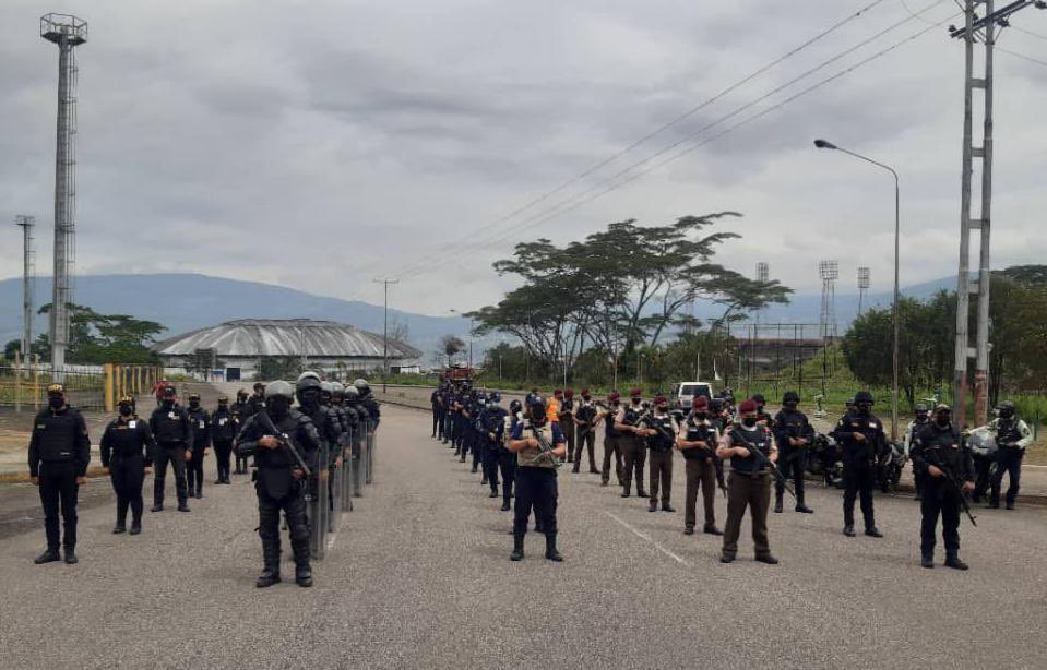 dhernandezlarez's tweet photo. Con el compromiso supremo de brindar protección y resguardo de seguridad al pueblo, FANB se despliega en todos los estados garantizando la Paz y el sosiego ciudadano. https://t.co/n0BNeKHpgO