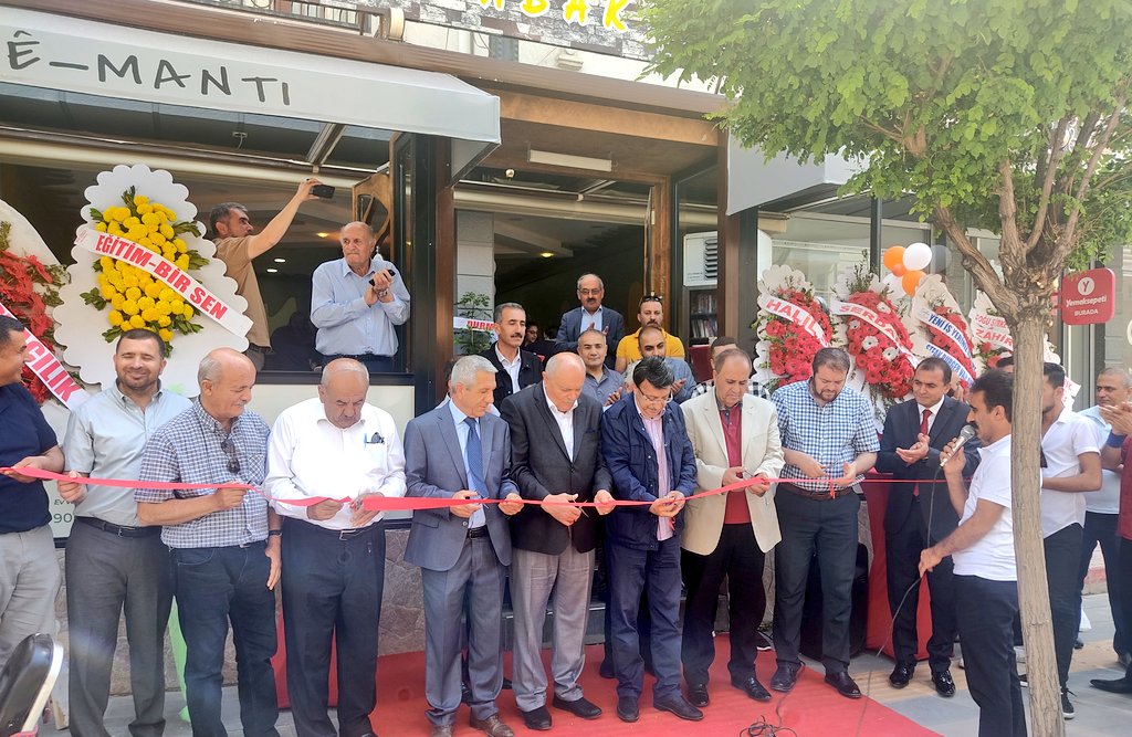 Hayırlı ve uğurlu olsun.
Van Demirciler Tornacılar ve Tamirciler Odası Başkanımız Sn. Kenan Akalın, Lê Mantı işletmesinin açılışına katıldı. İstihdama katkı sunan işletmeci Sn. Berk Bartın'ı tebrik ediyoruz. Bereketli işler diliyoruz.
<a href="/isaberge65/">İsa Berge</a> <a href="/Kenanakalin2/">Kenan akalin</a>